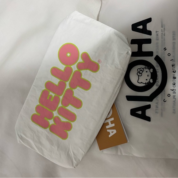 New Hello Kitty X aloha collection mini pouch - Picture 3 of 4